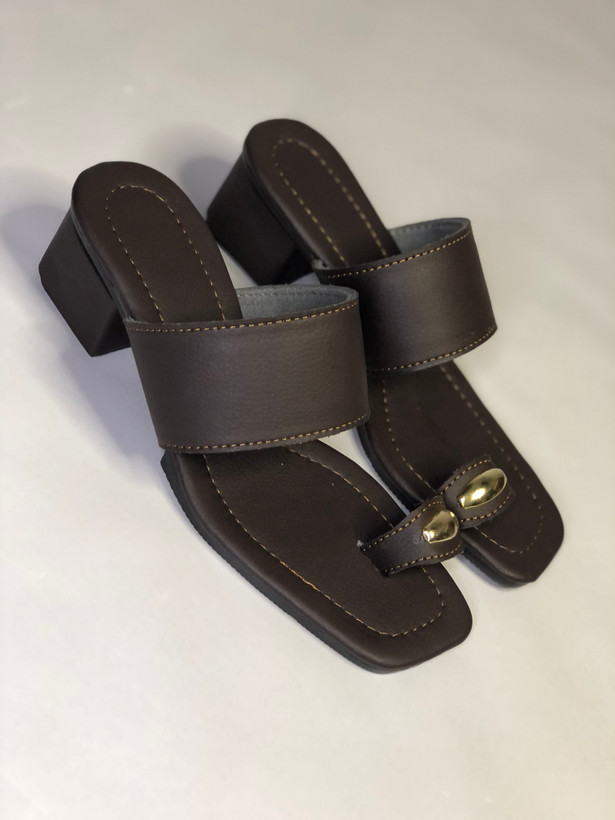 صندل پاشنه دار انگشتی قهوهای کد: ۲۰۲۲